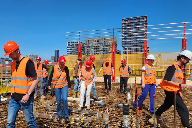 Construction site excursion: experiencing projects together